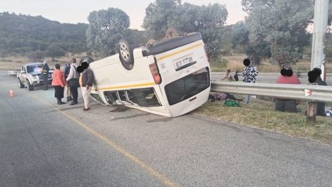 Minibus Overturns on R59 North Near Reading Interchange, One Passenger Seriously Injured