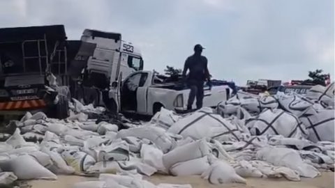 WATCH: Six Killed in Multi-Vehicle Crash Involving Two Trucks and Bakkie on N3 at Van Reenen’s Pass